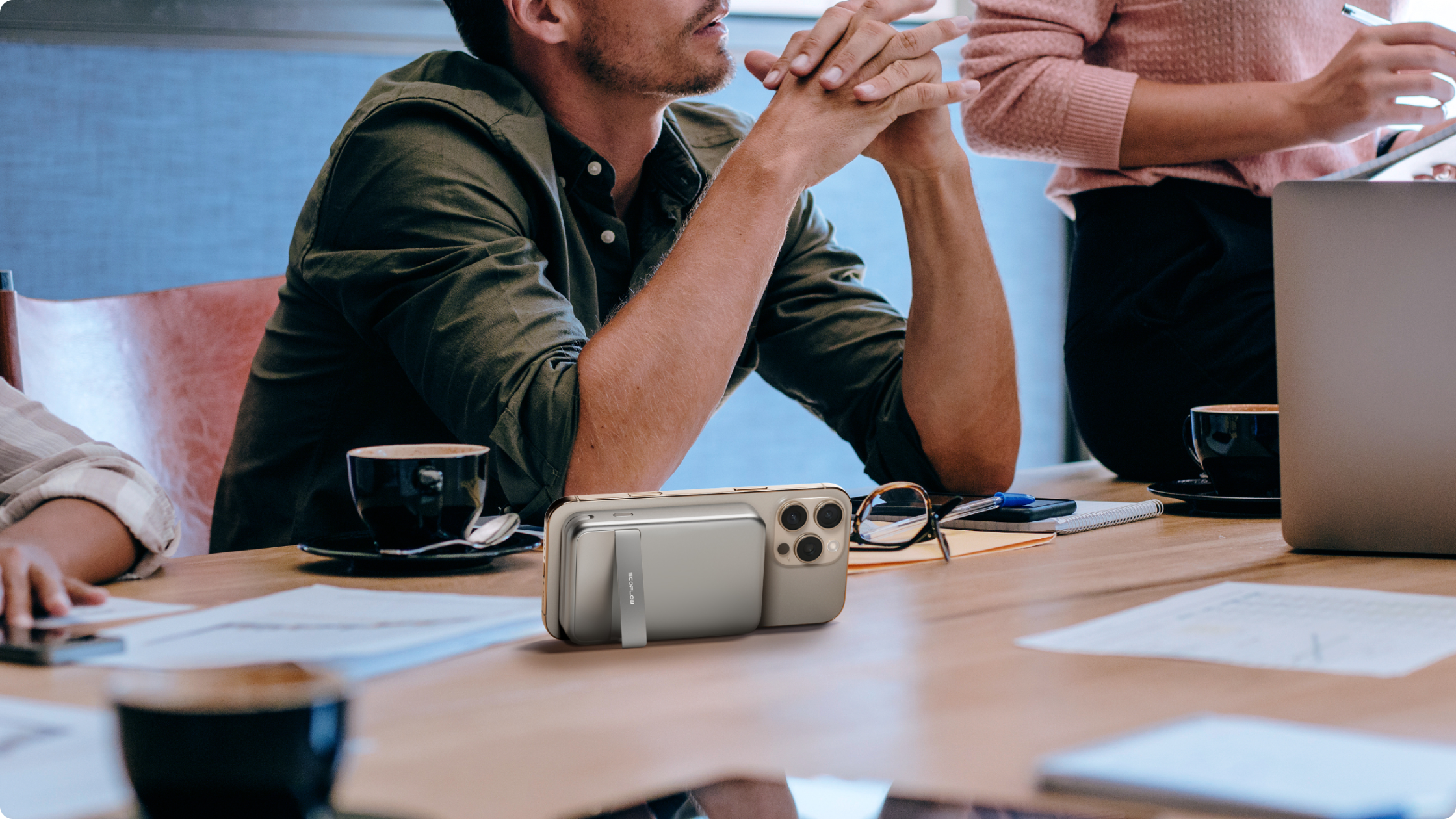 内蔵スタンド <br>& ピタッと強力マグネット