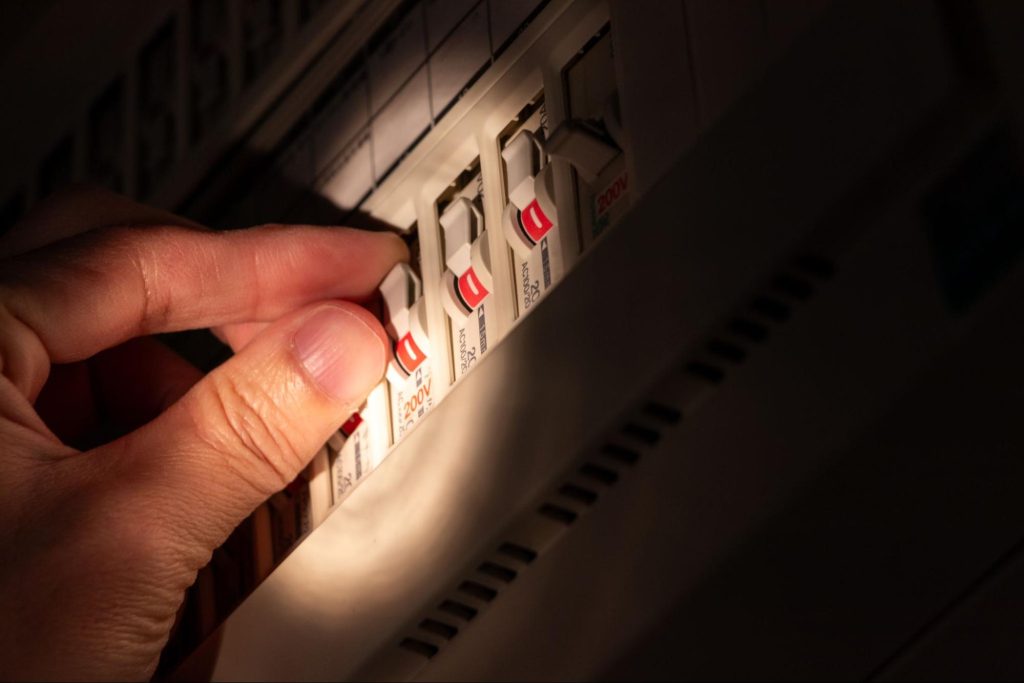 停電からパソコンを守ろう！万が一に備える停電対策6選を解説
