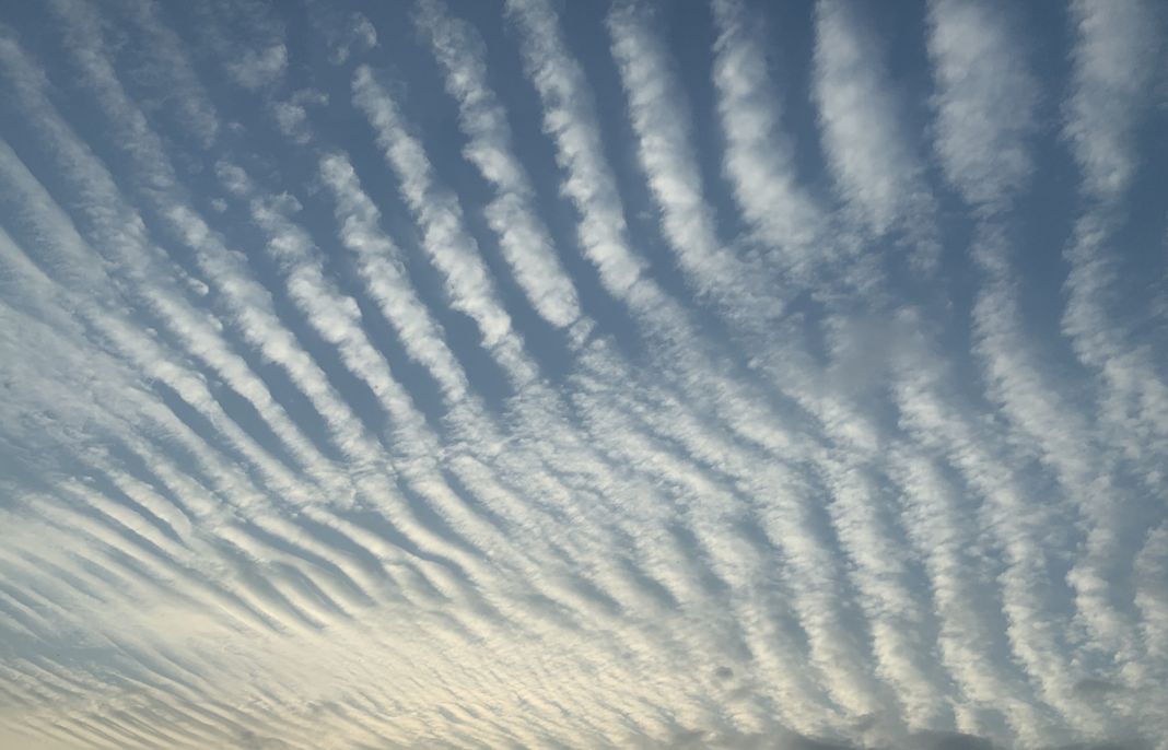 地震雲とはどんな雲？9つの種類・特徴や他の前兆現象・地震対策も解説