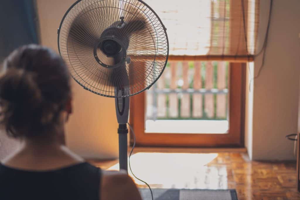 部屋を涼しくする方法16選！部屋が暑い昼夜に効果的なエアコン以外の対策もご解説