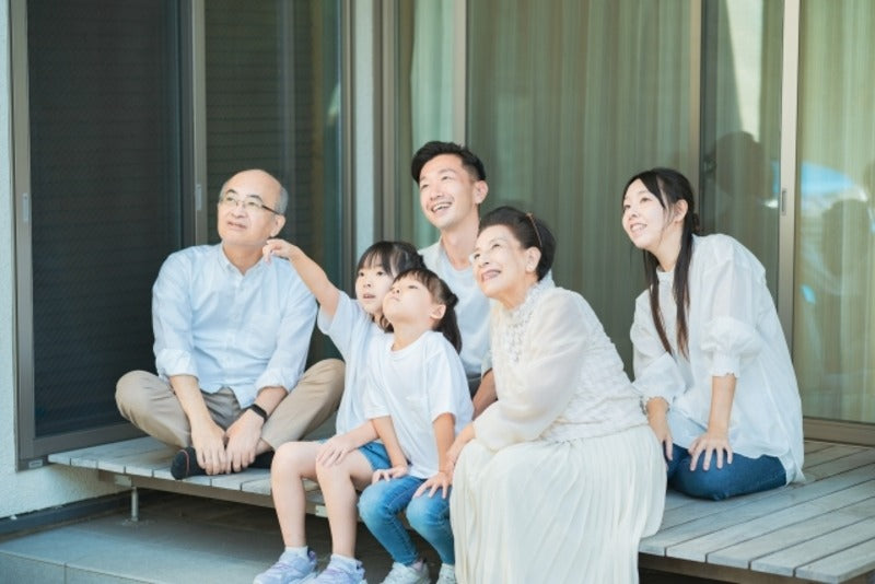 【2026年】お盆に帰省しない人の割合は？休みの過ごし方やお供えも解説