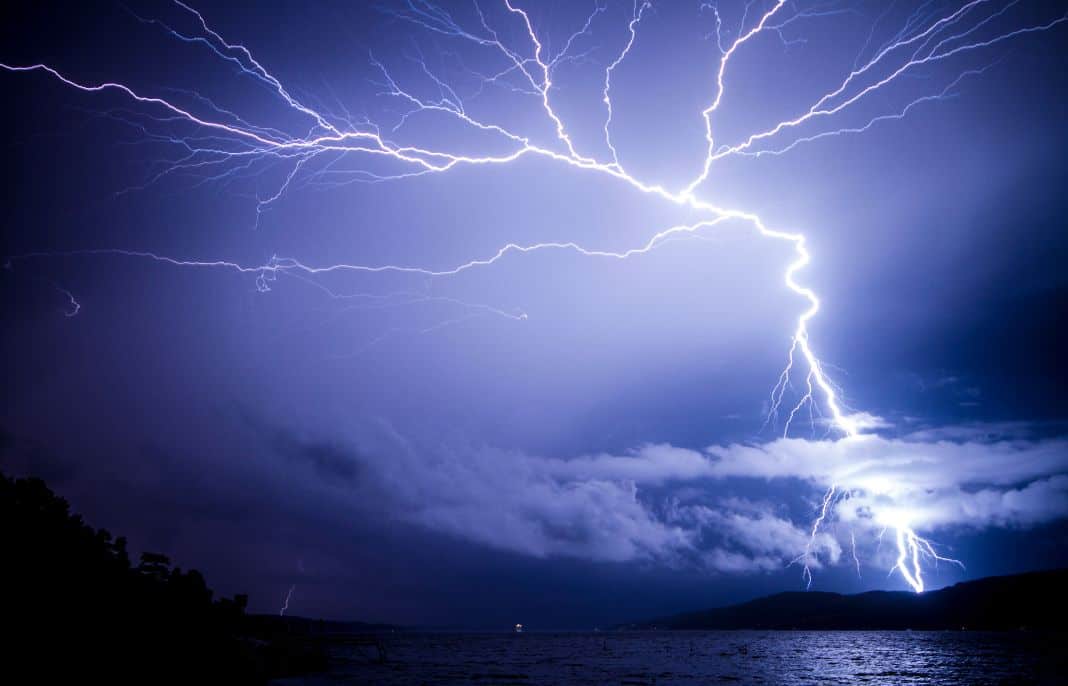 雷で停電する理由とは？復旧までの正しい行動や家庭でできる対策も紹介