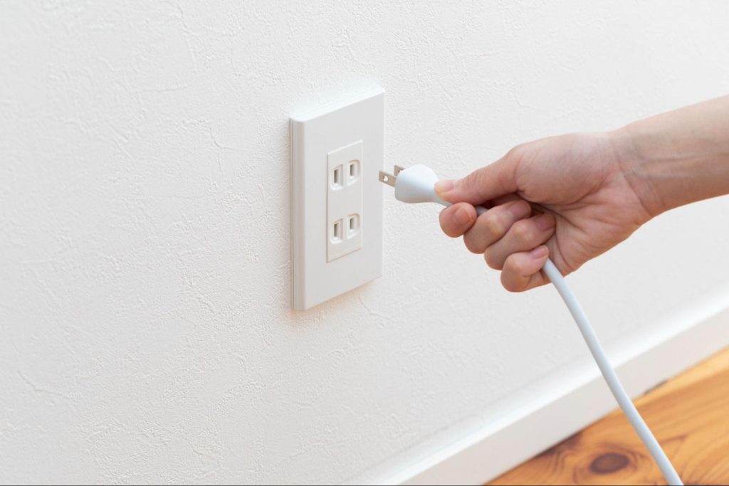 コンセントを抜いた方がいい家電・抜かない方がいい家電は？抜く場合の注意点も解説
